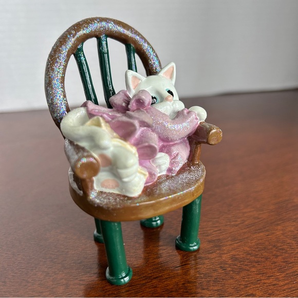 White Kitten Curled in Chair Donna Little Kitt'in Littles Enesco Figurine 1998 - Picture 7 of 9